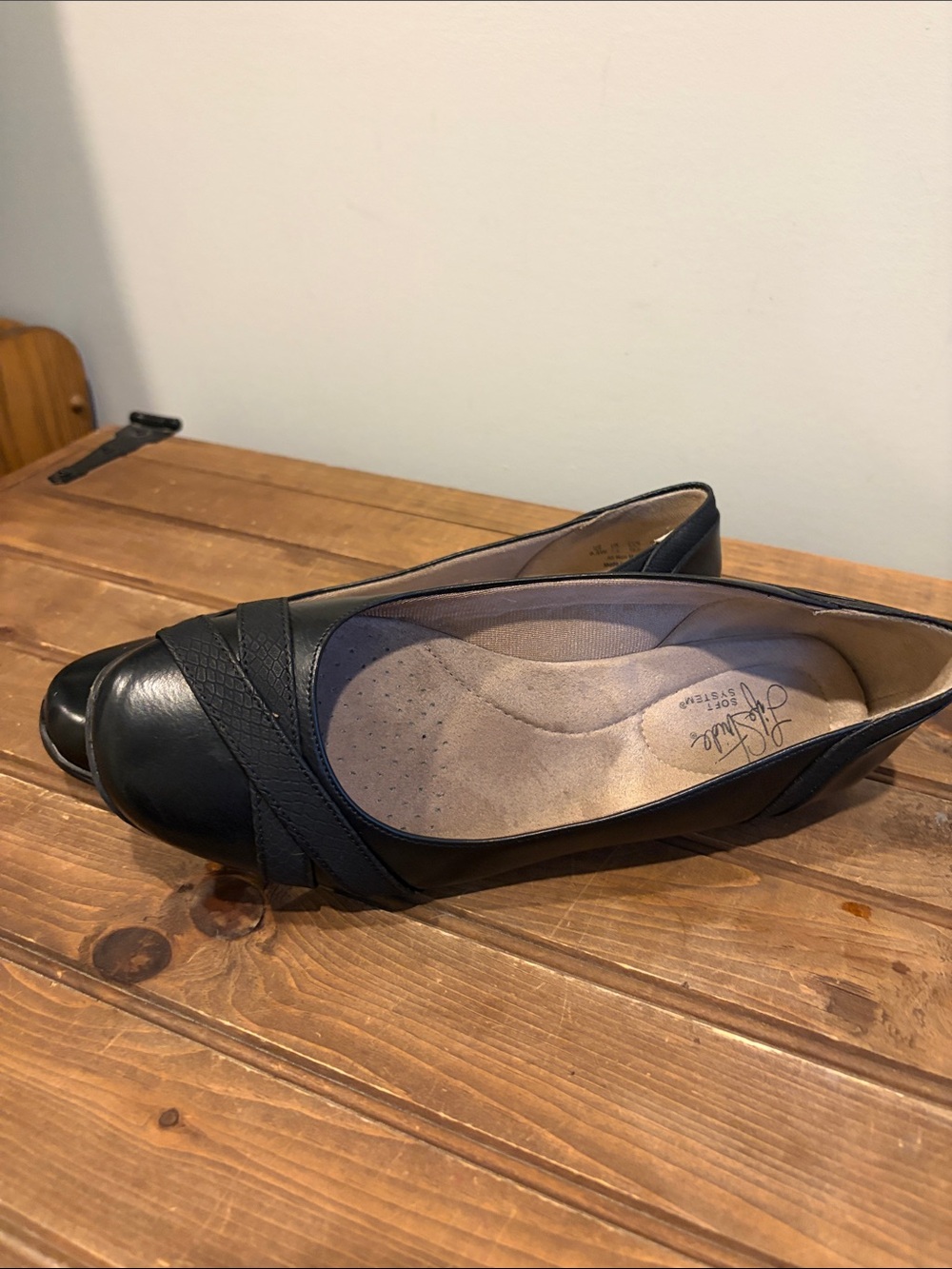 Life Stride Black Slip-On Leather Flats with Toe Strap Detail - Picture 2 of 4